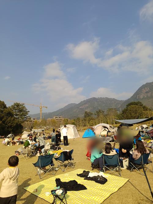 拥挤的公园露营地实拍