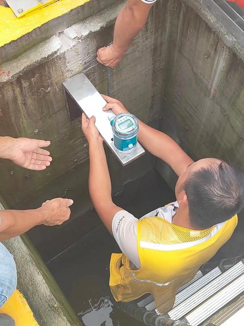 工业污水处理池现场安装的液位计实拍