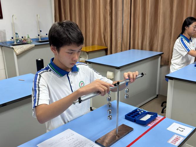 学生参加职业体验活动进行物理实验操作场景