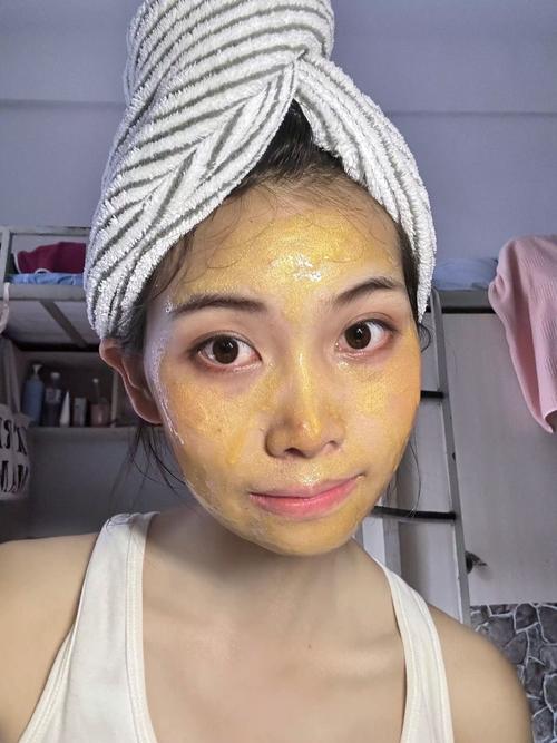撕拉面膜拉扯皮肤瞬间