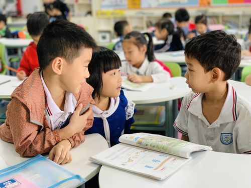 小学儿童课堂讨论小说人物场景