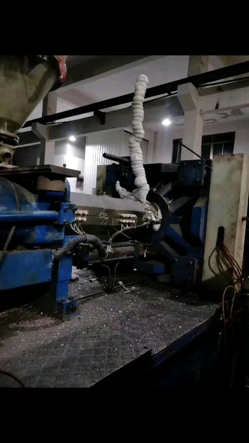 注塑车间故障水式模温机漏水现场