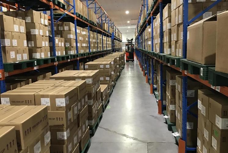 某快消公司管培生仓库工作实拍