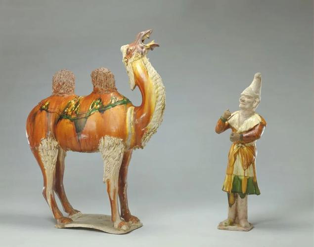 博物馆唐代唐三彩牵驼俑展品