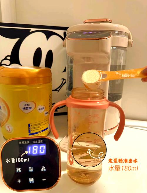 深夜妈妈用智能冲奶机快速泡奶粉