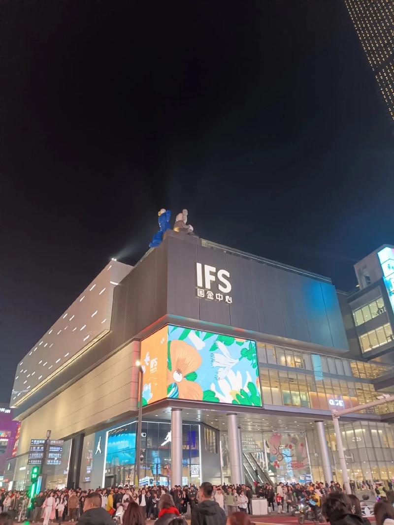 长沙IFS七楼KAWS夜景
