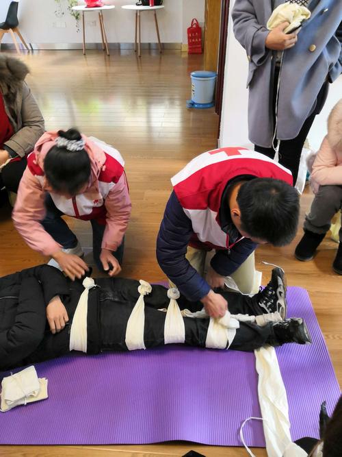 家庭急救技能演练实拍 止血包扎练习