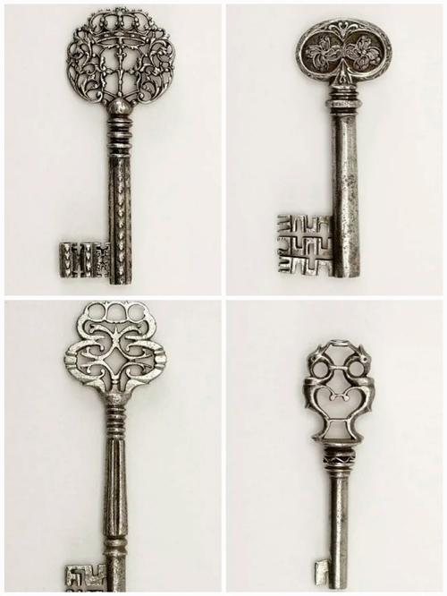 一把用树脂封存了野花的旧式钥匙特写