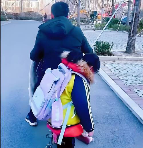 小学门口接孩子放学亲子争执场景