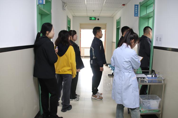 一线工人医院排队体检害怕表情实拍