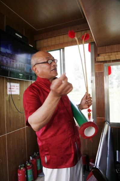 南漳渔鼓戏老艺人手持渔鼓筒简板