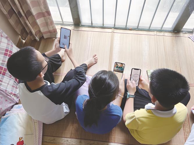 中小学家长和孩子沟通手机使用场景图
