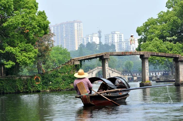 东湖乌篷船