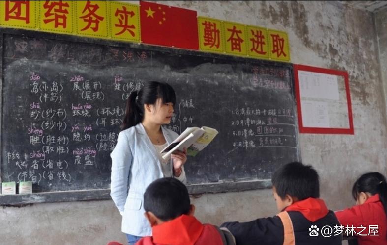 乡村教师骑摩托车奔波于多个教学点之间