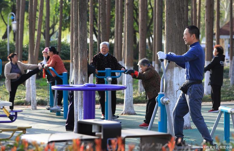 中老年公园快走有氧运动实拍图