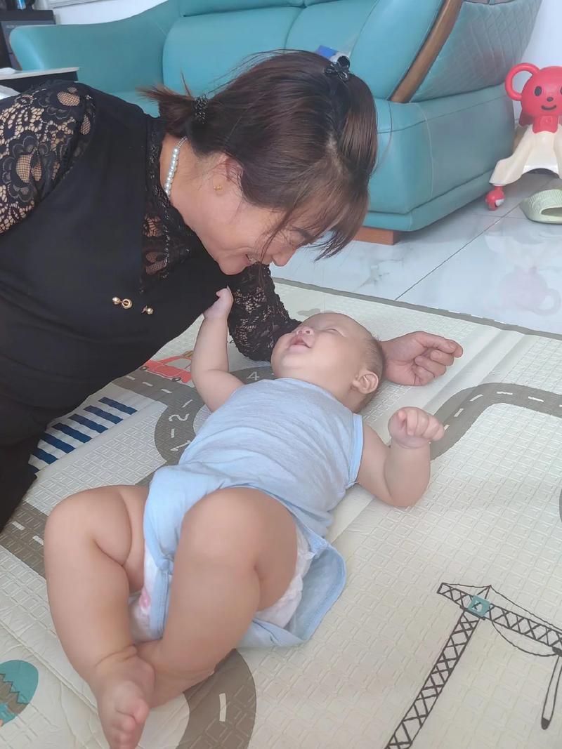 宝妈和一岁宝宝一起擦洒在地板上的牛奶