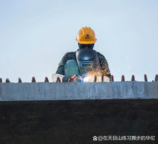 建筑工地工人戴着黄色安全帽特写