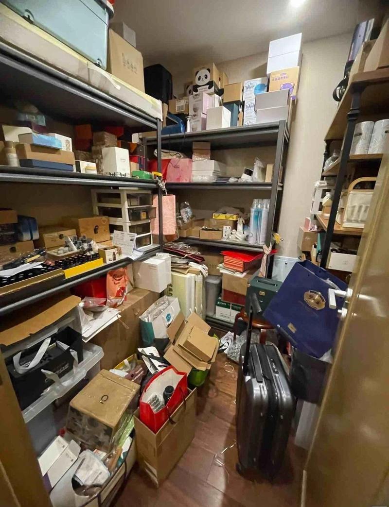 家庭储物柜堆积闲置物品实拍
