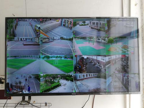 小学操场单杠区域学生活动监控画面截图