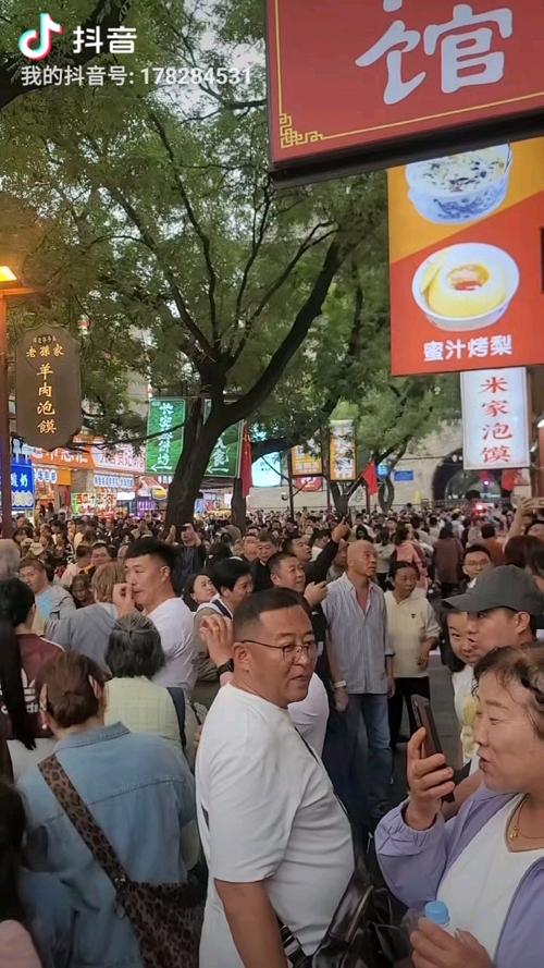 节假日拥挤的西安回民街人潮
