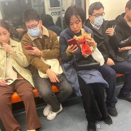 上班族空腹赶地铁吃鲜苹果场景