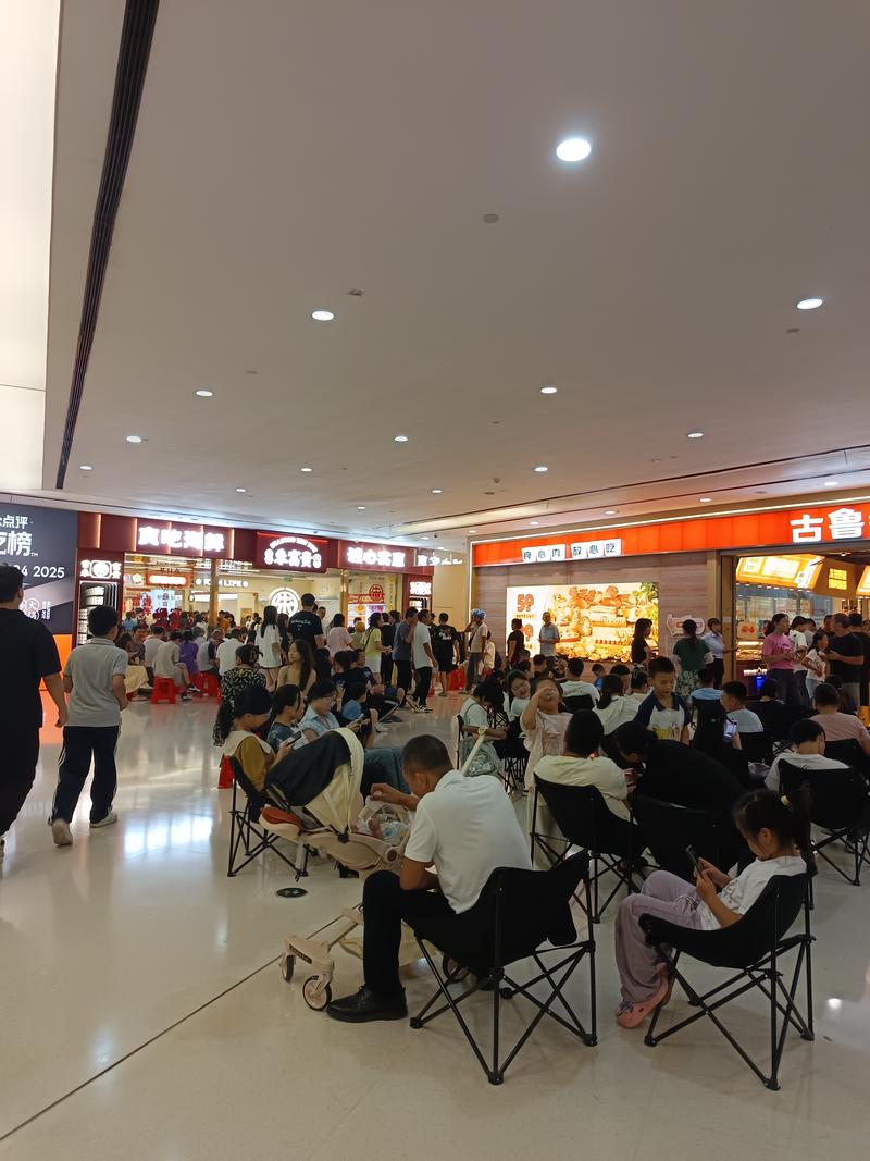 美食探店餐厅门口排队人群