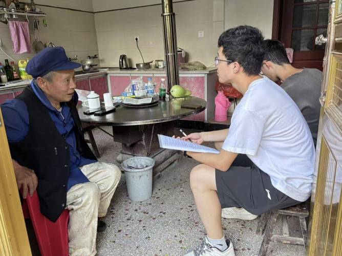 大学生村官与村民交谈农村改厕
