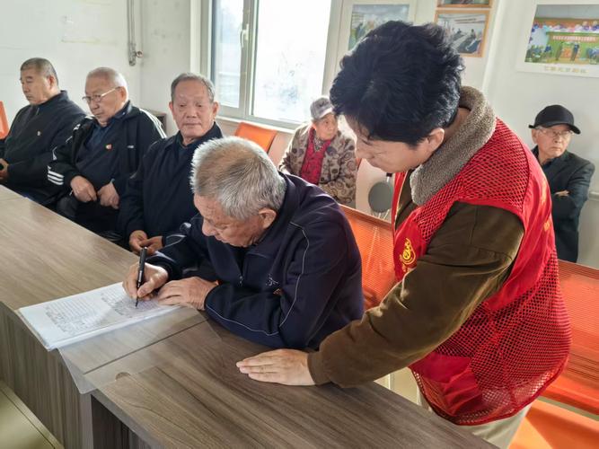 老人居委会办理指定监护签字现场照