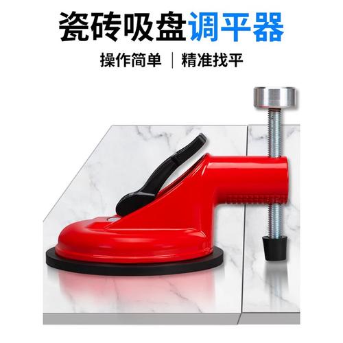 岩板铺贴师傅用找平器调整接缝