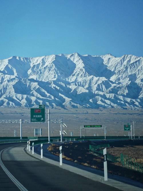 西北大环线自驾游当金山盘山公路