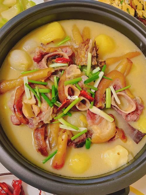 恩施农家腊猪蹄炖土豆出锅特写