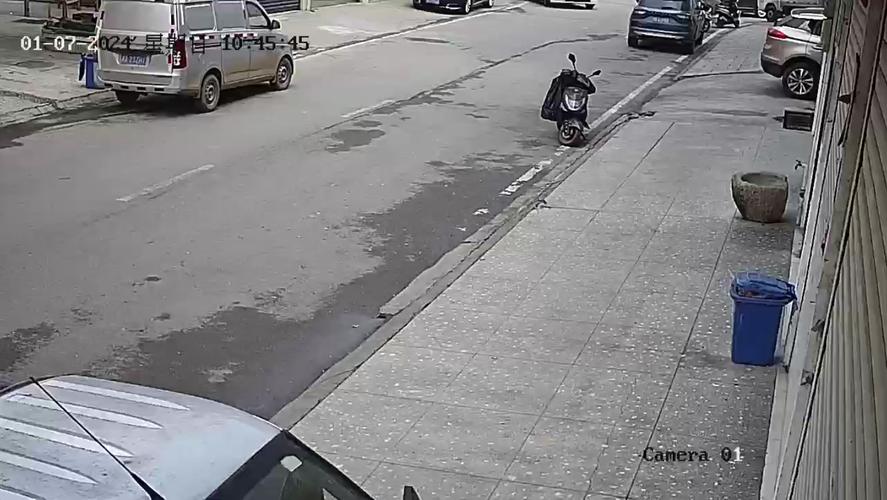 路口监控拍下代驾交通肇事逃逸画面