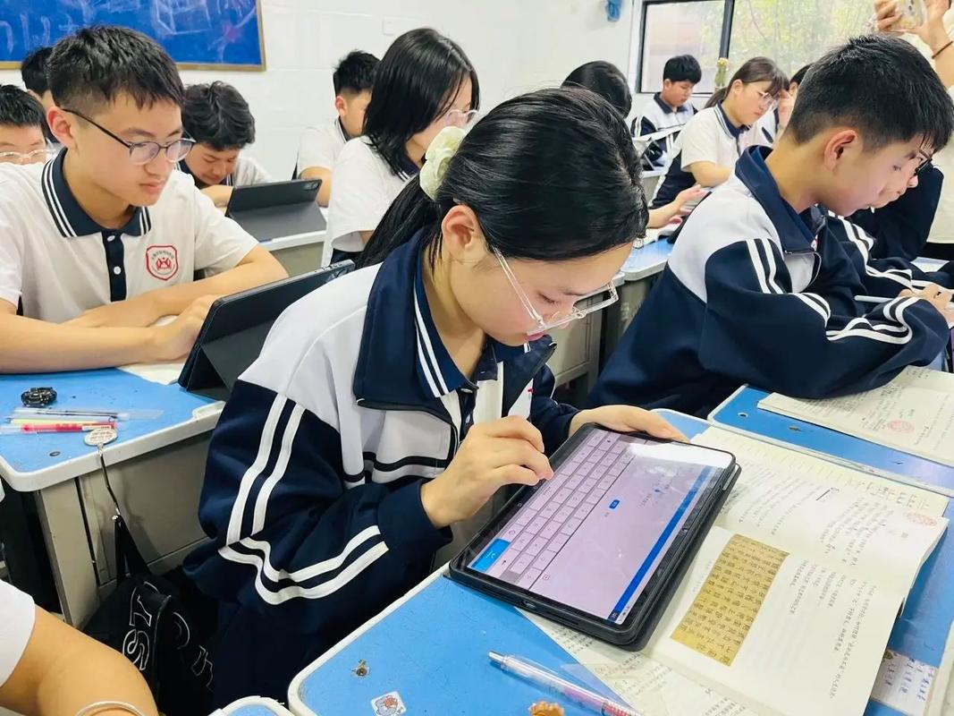 乡村教师使用平板电脑进行智慧课堂教学