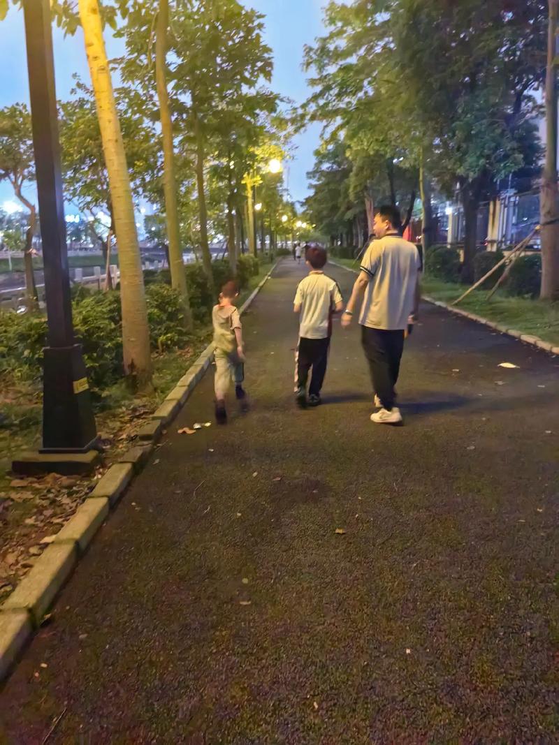 亲子傍晚小区步道散步实拍