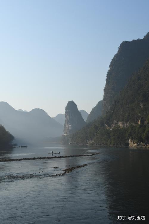 桂林漓江杨堤段晨雾山水图