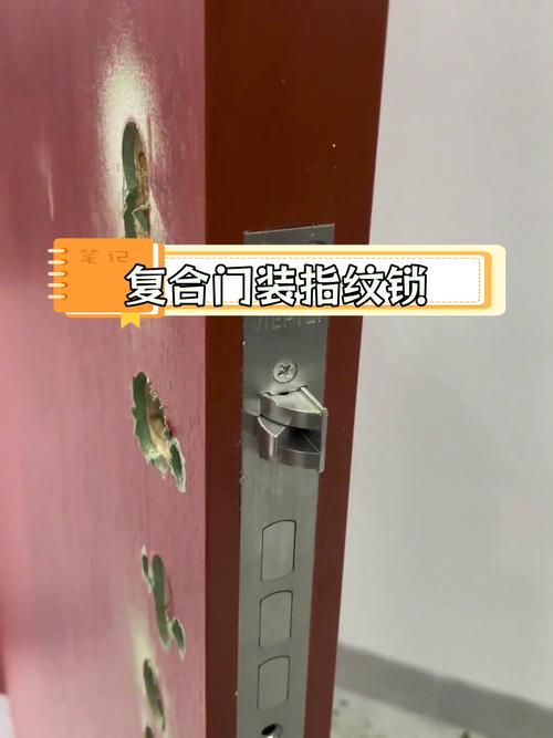 装修师傅安装复合门锁具细节