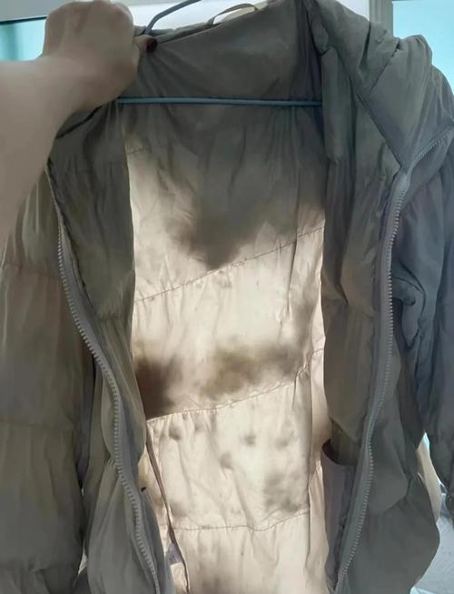 手捏洗后结块的羽绒服内胆特写