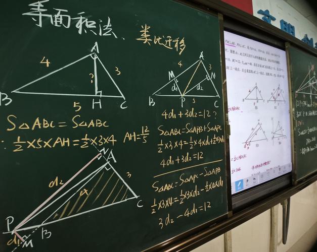 初中生课间在黑板前互相讲解数学题