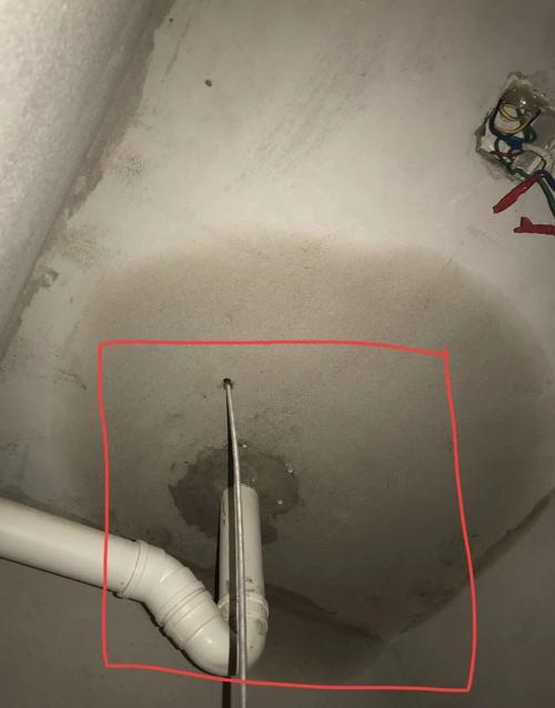 闭水试验楼下顶面管根渗水痕迹