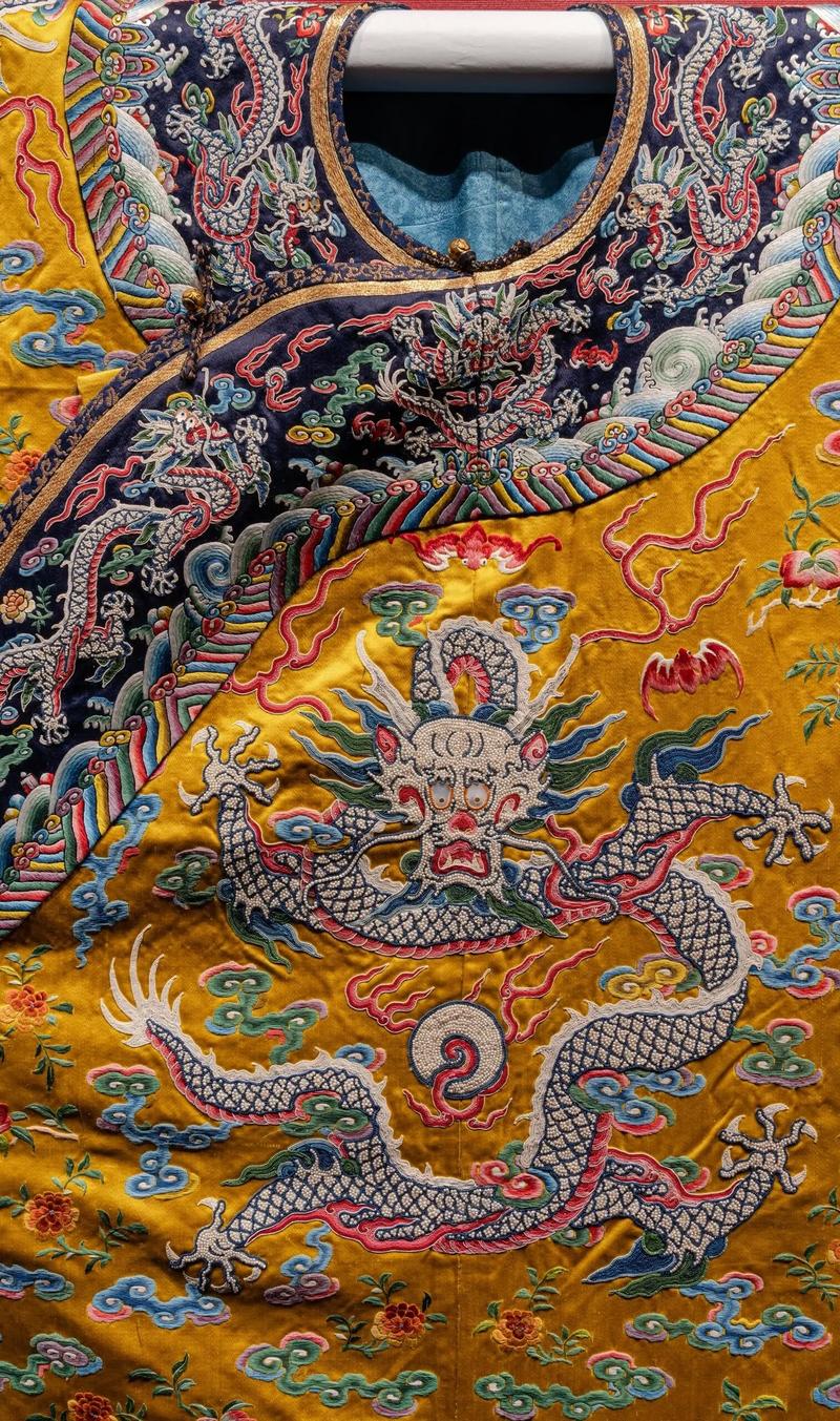 清代龙袍刺绣金龙局部高清图
