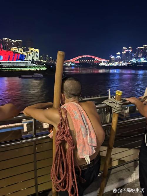 长江索道上的棒棒军背影