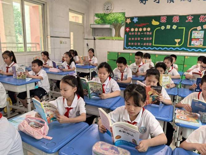 小学生晨读齐读小学生守则手册校园场景