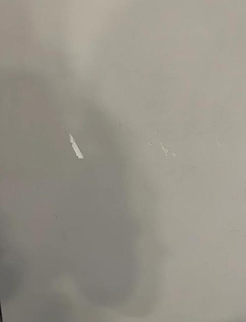 涂料刷完墙面被儿童触碰的实景图