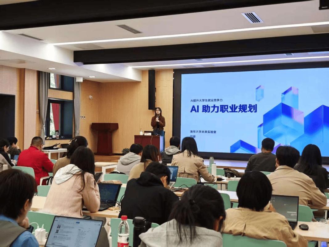 大学生参加职业技能培训场景