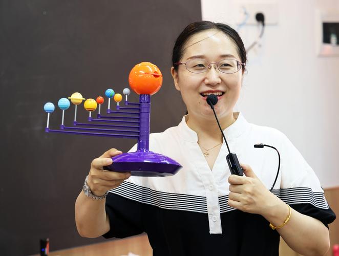 学生自制的物理实验教具展示现场