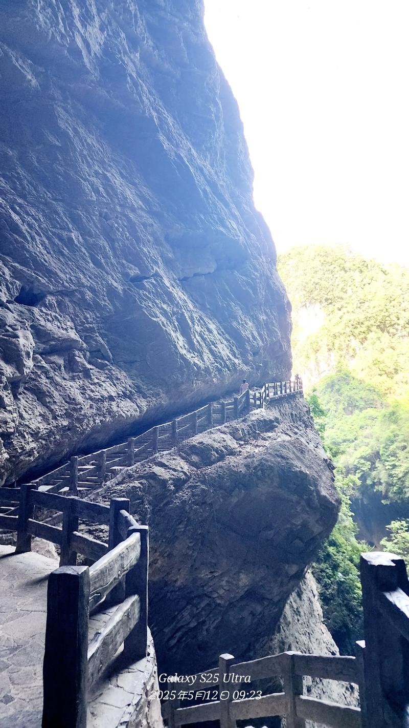 龙水峡地缝暗河石幔