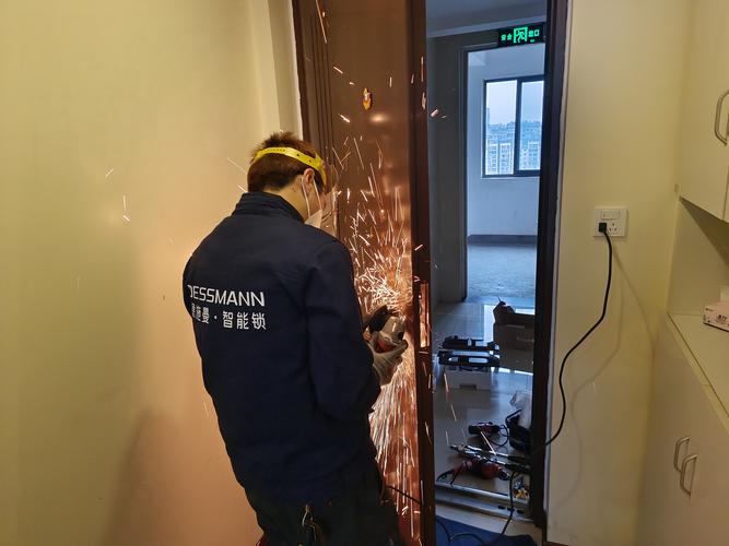 智能门锁安装师傅打孔施工现场