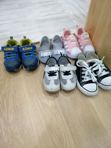 入户门口摆放着儿童提前整理好的书包和小白鞋