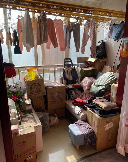 出租屋里随迁子女和妈妈整理老家带来的旧物品