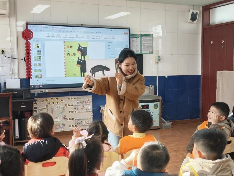 小学课堂上老师用玩偶演示性教育内容,学生举手互动
